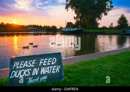 Rufford, West Lancashire, UK. 13. September 2016. UK Wetter: Eine herrliche Sonnenaufgang über der schönen "Rufford Marina" in West Lancashire.  Mit den Temperaturen zu 30˚Centigrade heute steigen voraussichtlich werden ein warmes und feuchtes Tag für die meisten des Vereinigten Königreichs.  Viele Menschen hofft, dass dieses heiße Sommerwetter spät in den September hinein fortsetzt.  Bildnachweis: Cernan Elias/Alamy Live-Nachrichten Stockfoto