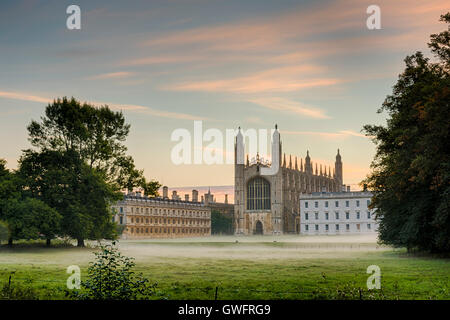 Kings College, Cambridge, UK, 13. September 2016. Nebel hängt in der Luft und über die gepflegten Rasenflächen des Kings College Cambridge UK im Morgengrauen auf eines der heißesten Septembertage in Großbritannien zu Protokoll. Temperaturen in den Südosten von England werden voraussichtlich um über 30 Grad Celsius in einem frühen Herbst Hitzewelle zu erreichen. Bildnachweis: Julian Eales/Alamy Live-Nachrichten Stockfoto