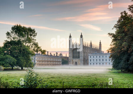 Kings College, Cambridge, UK, 13. September 2016. Nebel hängt in der Luft und über die gepflegten Rasenflächen des Kings College Cambridge UK im Morgengrauen auf eines der heißesten Septembertage in Großbritannien zu Protokoll. Temperaturen in den Südosten von England werden voraussichtlich um über 30 Grad Celsius in einem frühen Herbst Hitzewelle zu erreichen. Bildnachweis: Julian Eales/Alamy Live-Nachrichten Stockfoto