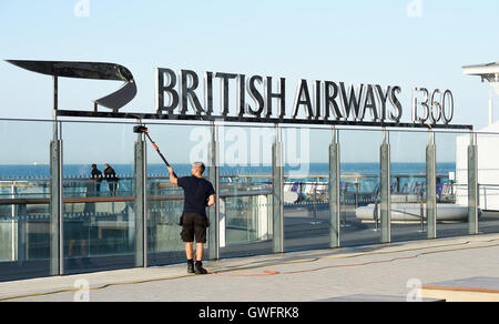 Brighton, UK. 13. Sep, 2016. British Airways i360 Aussichtsturm auf Brighton Seafront wird am frühen Morgen sauber, aber es ist heute der Öffentlichkeit aufgrund technischer Probleme an einem schönen sonnigen Morgen geschlossen. Die i360 touristischen Attraktion hat zweimal in den letzten Tagen nach nur am 4. August dieses Jahres eröffnete abgebaut und die Probleme werden von Ingenieuren Foto von Credit untersucht: Simon Dack/Alamy Live News Stockfoto