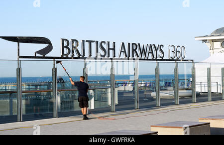 Brighton, UK. 13. Sep, 2016. British Airways i360 Aussichtsturm auf Brighton Seafront wird am frühen Morgen sauber, aber es ist heute der Öffentlichkeit aufgrund technischer Probleme an einem schönen sonnigen Morgen geschlossen. Der i360 Touristenattraktion ist zweimal in den letzten Tagen nach nur am 4. August dieses Jahres Foto von Kredit eröffnete zusammengebrochen: Simon Dack/Alamy Live News Stockfoto