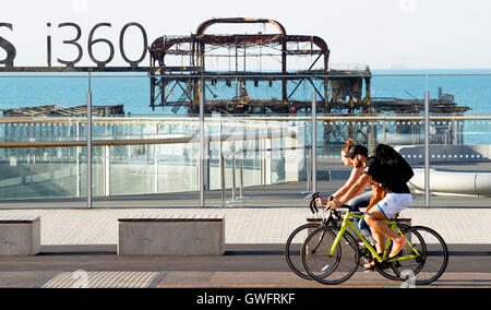 Brighton, UK. 13. Sep, 2016. Radfahrer passieren die British Airways i360 Aussichtsturm auf Brighton Seafront, die geschlossen ist heute der Öffentlichkeit aufgrund technischer Probleme an einem schönen sonnigen Morgen. Die i360 touristischen Attraktion hat zweimal in den letzten Tagen nach nur am 4. August dieses Jahres eröffnete abgebaut und die Probleme werden von Ingenieuren untersucht. Foto von Credit: Simon Dack/Alamy Live News Stockfoto