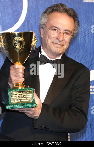 Venedig, Italien. 10. September 2016. Schauspieler Oscar Martinez gewinnt Coppa Volpi besten Schauspieler für den Film "El Ciudadano Ilustre" bei der Preisverleihung auf der 73. Venice International Film Festival am 10. September 2016 in Venedig, Italien. | Verwendung Weltweit © Dpa/Alamy Live-Nachrichten Stockfoto