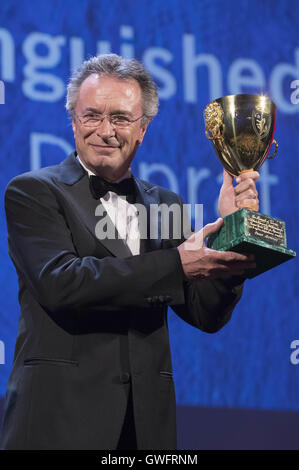 Venedig, Italien. 10. September 2016. Schauspieler Oscar Martinez gewinnt Coppa Volpi bester Schauspieler für den Film "El Ciudadano Ilustre" bei der Preisverleihung auf der 73. Venice International Film Festival am 10. September 2016 | Verwendung Weltweit © Dpa/Alamy Live-Nachrichten Stockfoto