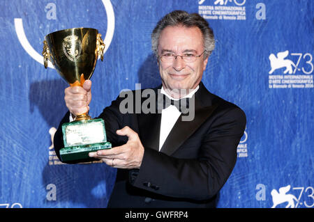 Venedig, Italien. 10. September 2016. Schauspieler Oscar Martinez gewinnt Coppa Volpi besten Schauspieler für den Film "El Ciudadano Ilustre" bei der Preisverleihung auf der 73. Venice International Film Festival am 10. September 2016 in Venedig, Italien. | Verwendung Weltweit © Dpa/Alamy Live-Nachrichten Stockfoto