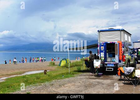 Bole, Bole, China. 13. Sep, 2016. Bolus, CHINA-Juli 4 2016:? (REDAKTION? VERWENDEN SIE? NUR.? CHINA? RAUS) Sayram See in Bole, Nordwesten ChinaÂ¡Â¯s Xinjiang Uygur Autonome Region. Sayram See, in der Nähe der Welt Erbe Tian Shan Berge, ist der größte (458 km?) alpine See in Xinjiang und auch die höchsten (2.070 m). Viele Besucher strömen in Sayram See für die atemberaubende Landschaft im Sommer. © SIPA Asien/ZUMA Draht/Alamy Live-Nachrichten Stockfoto