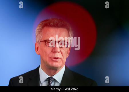 Berlin, Deutschland. 13. Sep, 2016. Bundesinnenminister Thomas de Maizière (CDU) spricht im Rahmen einer Pressekonferenz über den Polizeieinsatz gegen mögliche Terroristen im Norden Deutschlands, in Berlin, Deutschland, 13. September 2016. 3 Syrer festgenommen bei Anti-Terror-Razzien in den Bundesländern Schleswig-Holstein und Niedersachsen. Foto: MICHAEL KAPPELER/DPA/Alamy Live-Nachrichten Stockfoto