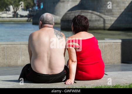 London, UK. 13. Sep, 2016. Ein paar genießen Sie die Sonne auf London Riverside als London und Großbritannien wird voraussichtlich in einer September Hitzewelle Credit schwülen: Amer Ghazzal/Alamy Live-Nachrichten Stockfoto