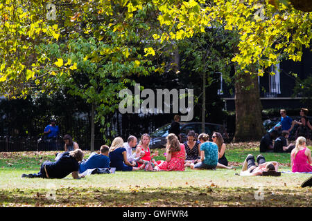 St James Park, Westminster, 13. September 2016. Mit dem Met Office Prognosen Temperaturen von 30 º, Büroangestellte und Touristen die Mittagszeit Sonne genießen in St James Park, London. Bildnachweis: Paul Davey/Alamy Live-Nachrichten Stockfoto