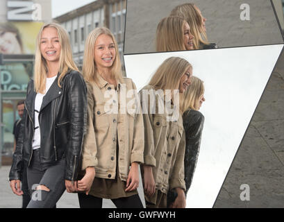 Stuttgart, Deutschland. 12. Sep, 2016. Lokalen Zwillinge Lisa und Lena posieren in Stuttgart, Deutschland, 12. September 2016. Die beiden Frauen haben über 1 Million Abonnenten auf Instagram und gehören zu den Stars der Szene. Foto: Dpa/Bernd Weissbrod/Alamy Live News Stockfoto