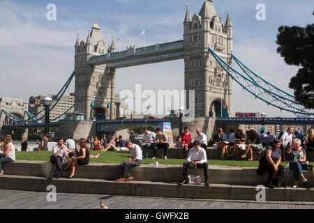 London UK. 13. September 2016 Personen genießen Sie die Sonne auf London Riverside als London und Großbritannien wird voraussichtlich in einer September Hitzewelle Credit schwülen: Amer Ghazzal/Alamy Live-Nachrichten Stockfoto