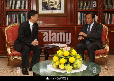 Phnom Penh, Kambodscha. 13. Sep, 2016. Liu Yunguo (L) trifft sich mit kambodschanischen Außenminister Prak Sokhonn in Phnom Penh, Kambodscha, 13. September 2016. Liu Yunguo, neu ernannten Vertreter der Weltgesundheitsorganisation (WHO) nach Kambodscha, in enger Zusammenarbeit mit Kambodscha zu helfen das südostasiatische Land seine Gesundheitswesen entwickeln eine kambodschanische Sprecher sagte am Dienstag verpflichtet. Bildnachweis: Sovannara/Xinhua/Alamy Live-Nachrichten Stockfoto