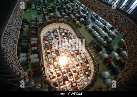 Dhaka, Bangladesch. 13. Sep, 2016. Bangladeshi Muslime besuchen Eid al-Adha Gebete bei Baitul Mukarrom National Mosque in Dhaka, Bangladesch. Muslime auf der ganzen Welt feiern das jährliche Festival der Eid al-Adha oder das Festival von Opfern, die markiert das Ende der Pilgerfahrt nach Mekka und in Gedenken des Propheten Abrahams Bereitschaft, seinen Sohn um zu zeigen, Gehorsam zu Gott zu opfern. © Suvra Kanti Das/ZUMA Draht/Alamy Live-Nachrichten Stockfoto