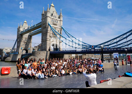 London, UK. 13. September 2016. UK-Wetter: Eine Reisegruppe haben ihre Foto vor der Tower Bridge London genießt ein Indian Summer-Credit: Paul Swinney/Alamy Live News Stockfoto