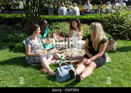 London, UK. 13. September 2016. Frauen genießen Outdoor-Picknick zur Mittagszeit im Zentrum von London, wie London und Großbritannien wird voraussichtlich in einer September Hitzewelle Credit schwülen: London Pix/Alamy Live News Stockfoto