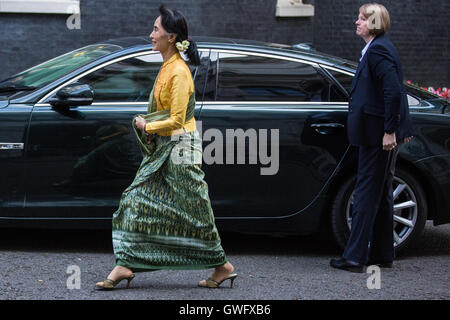 London, UK. 13. September 2016. Aung San Suu Kyi, Nobelpreisträger und Staatsrat aus Myanmar, kommt in der Downing Street Premierminister Theresa May zu erfüllen. Diskussionen werden Myanmars Übergang zur Zivilregierung im Mittelpunkt stehen. Bildnachweis: Mark Kerrison/Alamy Live-Nachrichten Stockfoto