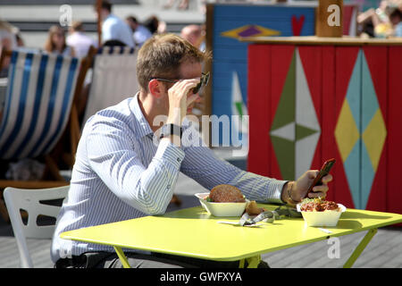 Londoner Riverside, UK. 13. Sep, 2016. Mit dem Met Office Prognosen Temperaturen von 30 ° C, Stadtarbeiter und Touristen die Mittagszeit Sonne genießen in und um City Hall und Tower Bridge. Bildnachweis: Dinendra Haria/Alamy Live-Nachrichten Stockfoto