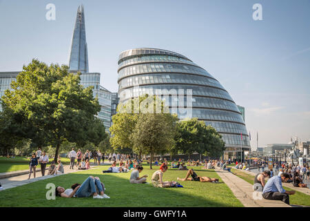 London, UK. 13. September 2016. UK-Wetter: Londoner geniessen Sie die Stadt Hitzewelle Großbritanniens heißesten September Tag seit fast 70 Jahren Credit: Guy Corbishley/Alamy Live News Stockfoto