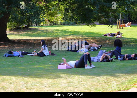 London, UK. 13. September 2015. Londoner genießen Sie die letzten Sommertage des Jahres. Bildnachweis: Uwe Deffner/Alamy Live-Nachrichten Stockfoto