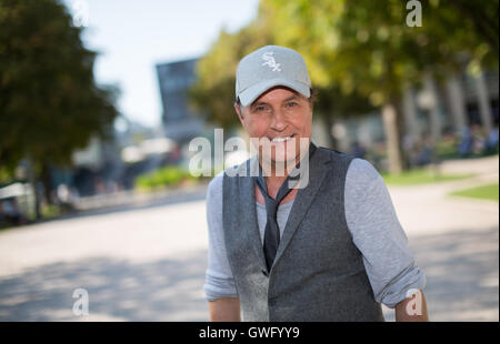 Stuttgart, Deutschland. 12. Sep, 2016. Dpa-exklusiv - Sänger Peter Schilling abgebildet auf dem Schlossplatz in Stuttgart, Deutschland, 12. September 2016. Foto: SILAS STEIN/DPA/Alamy Live-Nachrichten Stockfoto