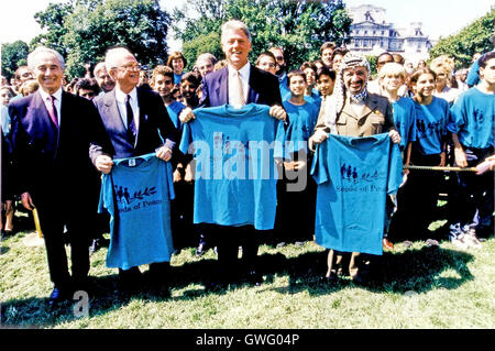 Der israelische Außenminister Shimon Peres, links, der israelische Ministerpräsident Yitzhak Rabin, links, Center, US-Präsident Bill Clinton, Center und Palästina Befreiung-Organisation-Vorsitzender Yasser Arafat, rechts, stellen T-shirts der "Samen des Friedens" zu halten, nachdem sie die 1 von Oslo auf dem South Lawn des TheWhite Haus am 13. September 1993 unterzeichnet.  Die 47 "Seeds of Peace" Jungen kamen aus Israel, Ägypten und den palästinensischen Gebieten und waren die Ehrengäste für die Vertragsunterzeichnung.  John Wallach, Präsident und Gründer von "Samen des Friedens" sehen gleich links hinter Prime Minist Stockfoto