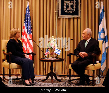 Präsident Shimon Peres Israels Recht, trifft sich mit United States Secretary Of State Hillary Rodham Clinton im Präsidentenpalast in Jerusalem, Israel, auf Mittwoch, 15. September 2010. . Bildnachweis: Department of State über CNP. / MediaPunch Stockfoto