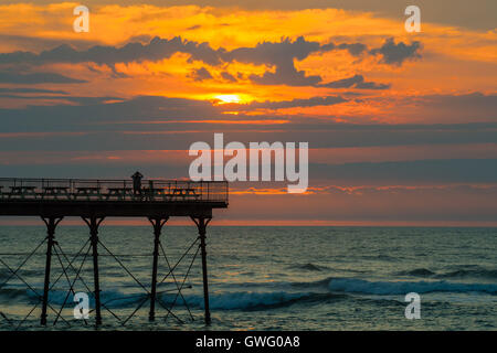 Aberystwyth Wales UK, 13. September 2016 Menschen auf dem Meer-Pier in Aberystwyth, bei Sonnenuntergang an einem feinen Abend am Ende eines Tages der Rekord-heißes Wetter im Süd-Osten des Vereinigten Königreichs Bildnachweis: Keith Morris / Alamy Live News Stockfoto