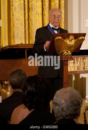 Präsident Shimon Peres Israels spricht bei einem Abendessen zu seinen Ehren im East Room des weißen Hauses nach, daß er die Presidential Medal Of Freedom in Washington, D.C. am Mittwoch, 13. Juni 2012 vergeben. Sitzen vor Peres gibt Präsident Barack Obama und Michelle Obama... Bildnachweis: Martin Simon / Pool über CNP /MediaPunch Stockfoto