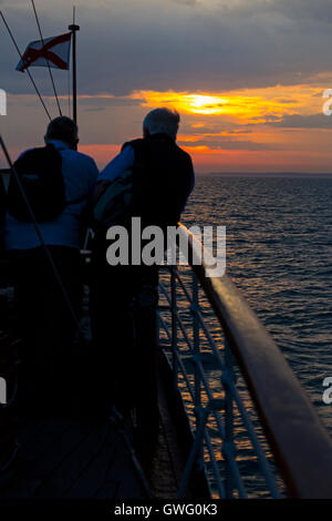 Bournemouth, Dorset, UK 13. September 2016. Passagiere an Bord der Waverley Raddampfer den spektakulären Sonnenuntergang zusehen, wie das Boot nähert sich Bournemouth Credit: Carolyn Jenkins/Alamy Live News Stockfoto