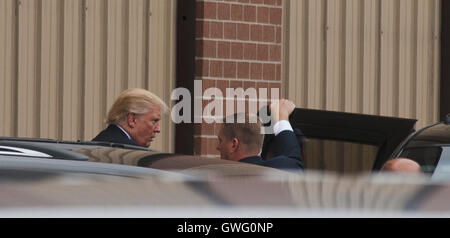 Des Moines, Iowa, USA. 13. September 2016 republikanische Präsidentschaftskandidat Donald Trump geht zu seinem Geheimdienst-SUV als ein Agent die Tür hält öffnen für ihn nach der Teilnahme an einer Kundgebung heute in Des Moines Iowa Credit: Mark Reinstein Credit: mark Reinstein/Alamy Live-Nachrichten Stockfoto