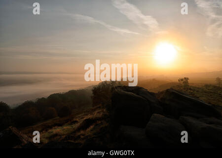 Leeds, UK. 13. September 2016. Sonnenaufgang über dem Otley Chevin mit niedrigen Verlegung Wolken nach unten im Tal Wharfe. Bildnachweis: Les Wagstaff/Alamy Live-Nachrichten Stockfoto