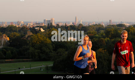 London, UK. 13. Sep, 2016. Menschen laufen bis an die Spitze eines Hügels in London, England am 13. September 2016. Laut BBC News verzeichnet die Großbritanniens wärmste September Tag seit 1911 am Dienstag. © Han Yan/Xinhua/Alamy Live-Nachrichten Stockfoto