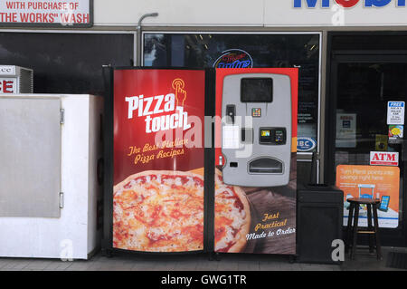 Lakeland, Vereinigte Staaten. 13. Sep, 2016.  Ein Pizza-Automat ist außerhalb einer Tankstelle in Lakeland, Florida am 13. September 2016 gesehen. Die Pizza berühren Gesellschaft brachte das Konzept aus Italien und Portugal in die Vereinigten Staaten zum ersten Mal im Juli 2016 mehrere Prüfmaschinen in Orlando und Lakeland, Florida. Pfeffer und Pilz, Margherita und vier Käse Pizza können für $6,00 erworben werden und sind in zwei Minuten verzehrfertig. Bildnachweis: Paul Hennessy/Alamy Live-Nachrichten Stockfoto