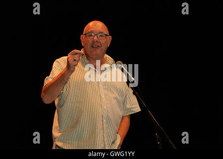 Brighton, UK. 13. September 2016. Dave Ward General Secretary des Communications Workers Union hält eine Rede bei der JC4PM Rallye in der Kuppel Concert Hall in Brighton Credit: Rupert Rivett/Alamy Live News Stockfoto