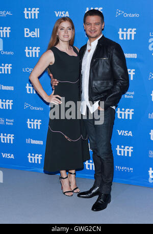 Toronto, Ontario, Kanada. 12. Sep, 2016. 12. September 2016 - Toronto, Ontario Kanada - Amy Adams, Jeremy-Renner. '' Ankunft '' Photocall während 2016 Toronto International Film Festival statt bei TIFF Bell Lightbox. Bildnachweis: Brent Perniac/AdMedia © Brent Perniac/AdMedia/ZUMA Draht/Alamy Live-Nachrichten Stockfoto