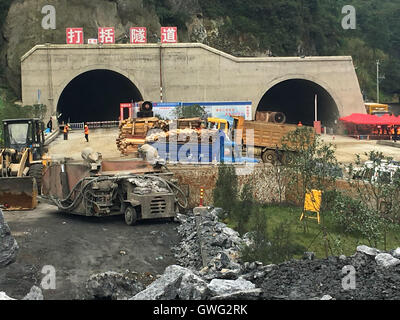 Zhijin. 14. Sep, 2016. Foto aufgenommen am 14. September 2016 zeigt die Unfallstelle in Zhijin County, Südwest-China Guizhou Provinz. Sieben Arbeiter wurden gefangen, nachdem ein Autobahntunnel während der Bauphase am Dienstag zusammengebrochen. © Xinhua/Alamy Live-Nachrichten Stockfoto