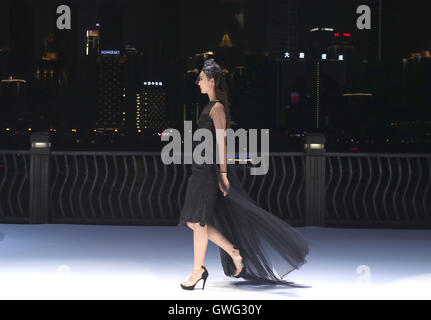 Chongqing, China. 13. Sep, 2016. Ein Modell stellt eine Kreation während der Chongqing-Fashion-Week in Chongqing, Südwest-China, 13. September 2016. Die sechstägigen Fashionweek begann am Dienstag. © Chen Jianli/Xinhua/Alamy Live-Nachrichten Stockfoto