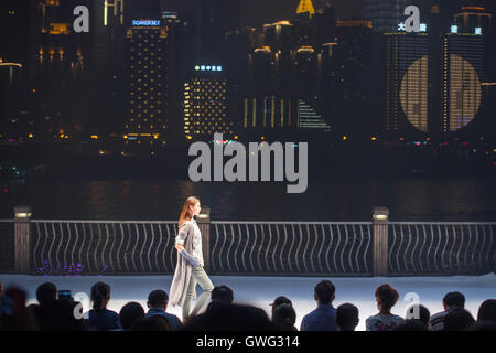 Chongqing, China. 13. Sep, 2016. Ein Modell stellt eine Kreation während der Chongqing-Fashion-Week in Chongqing, Südwest-China, 13. September 2016. Die sechstägigen Fashionweek begann am Dienstag. © Liu Chan/Xinhua/Alamy Live-Nachrichten Stockfoto