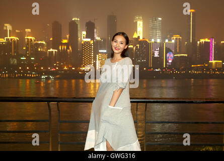 Chongqing, China. 13. Sep, 2016. Ein Modell posiert für Fotos vor der Eröffnungsfeier der Chongqing Fashion Week in Chongqing, Südwest-China, 13. September 2016. Die sechstägigen Fashionweek begann am Dienstag. © Chen Jianli/Xinhua/Alamy Live-Nachrichten Stockfoto