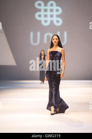 Chongqing, China. 13. Sep, 2016. Ein Modell stellt eine Kreation während der Chongqing-Fashion-Week in Chongqing, Südwest-China, 13. September 2016. Die sechstägigen Fashionweek begann am Dienstag. © Liu Chan/Xinhua/Alamy Live-Nachrichten Stockfoto