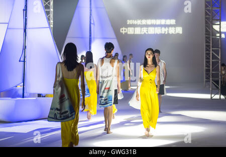 Chongqing, China. 13. Sep, 2016. Modelle zeigen Kreationen während der Chongqing Fashion Week in Chongqing, Südwest-China, 13. September 2016. Die sechstägigen Fashionweek begann am Dienstag. © Liu Chan/Xinhua/Alamy Live-Nachrichten Stockfoto