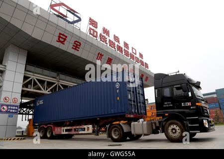 (160914)--Peking, 14. September 2016 (Xinhua)--A LKW mit ein Behälter aus dem Containerterminal von Zhengzhou Eisenbahn in Zhengzhou, Hauptstadt der Provinz Zentral-China Henan, 18. August 2016 läuft.  Zhengzhou ist eine der chinesischen Städte haben direkte Güterzüge nach Europa. Ausgehend von Zhengzhou, Center und Transport Logistikdrehscheibe in Henan, die 10.214 km Zhengzhou-Europe internationale Shuttle-Zug die Grenze am Alataw-Pass in Xinjiang kreuzt vor der Übergabe durch Kasachstan, Russland, Weißrussland und Polen auf dem Weg zu Deutschlands Hamburg.  Zhengzhou-Europa-express Bahn Stockfoto