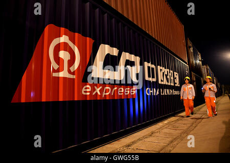(160914)--Peking, 14. September 2016 (Xinhua)--Mitarbeiter die Container von China Railway Express zwischen Zhengzhou und Europa in Zhengzhou, Hauptstadt der Provinz Zentral-China Henan, 18. August 2016 durchgeführt überprüfen.  Zhengzhou ist eine der chinesischen Städte haben direkte Güterzüge nach Europa. Ausgehend von Zhengzhou, Center und Transport Logistikdrehscheibe in Henan, die 10.214 km Zhengzhou-Europe internationale Shuttle-Zug die Grenze am Alataw-Pass in Xinjiang kreuzt vor der Übergabe durch Kasachstan, Russland, Weißrussland und Polen auf dem Weg zu Deutschlands Hamburg.  Zhengzhou-E Stockfoto