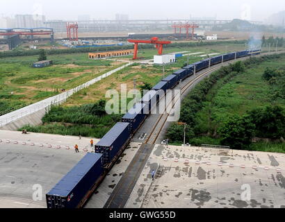 (160914)--Peking, 14. September 2016 (Xinhua)--Datei Foto am 18. Juli 2013 zeigt die erste direkte Güterzug verlassen von Zhengzhou nach Europa Container Eisenbahnknotenpunkt in Zhengzhou, Hauptstadt der Provinz Zentral-China Henan. Zhengzhou ist eine der chinesischen Städte haben direkte Güterzüge nach Europa. Ausgehend von Zhengzhou, Center und Transport Logistikdrehscheibe in Henan, die 10.214 km Zhengzhou-Europe internationale Shuttle-Zug die Grenze am Alataw-Pass in Xinjiang kreuzt vor der Übergabe durch Kasachstan, Russland, Weißrussland und Polen auf dem Weg zu Deutschlands Hamburg. Stockfoto