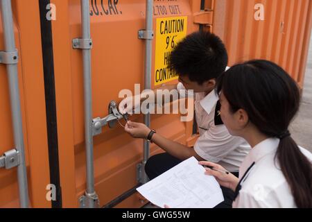 (160914)--Peking, 14. September 2016 (Xinhua)--Zollbeamten Sperren einen aufgegebenen Container auf Container Eisenbahnknotenpunkt in Zhengzhou, Hauptstadt der Provinz Zentral-China Henan, 19. August 2016. Zhengzhou ist eine der chinesischen Städte haben direkte Güterzüge nach Europa. Ausgehend von Zhengzhou, Center und Transport Logistikdrehscheibe in Henan, die 10.214 km Zhengzhou-Europe internationale Shuttle-Zug die Grenze am Alataw-Pass in Xinjiang kreuzt vor der Übergabe durch Kasachstan, Russland, Weißrussland und Polen auf dem Weg zu Deutschlands Hamburg.  Zhengzhou-Europa-express Bahn, Stockfoto