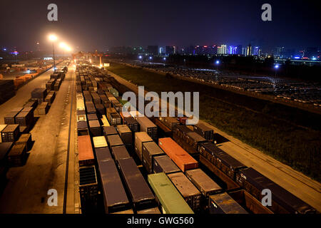 (160914)--Peking, 14. September 2016 (Xinhua)--Fotos aufgenommen am 18. August 2016 zeigt Container Eisenbahnknotenpunkt in Zhengzhou, Hauptstadt der Provinz Zentral-China Henan, 18. August 2016. Zhengzhou ist eine der chinesischen Städte haben direkte Güterzüge nach Europa. Ausgehend von Zhengzhou, Center und Transport Logistikdrehscheibe in Henan, die 10.214 km Zhengzhou-Europe internationale Shuttle-Zug die Grenze am Alataw-Pass in Xinjiang kreuzt vor der Übergabe durch Kasachstan, Russland, Weißrussland und Polen auf dem Weg zu Deutschlands Hamburg.  Zhengzhou-Europa-express Bahn, welche offenen Stockfoto