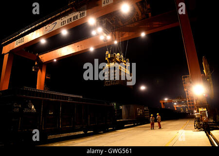 (160914)--Peking, 14. September 2016 (Xinhua)--Mitarbeiter entladen Container aus China Railway Express zwischen Zhengzhou und Europa in Zhengzhou, Hauptstadt der Provinz Zentral-China Henan, 18. August 2016. Zhengzhou ist eine der chinesischen Städte haben direkte Güterzüge nach Europa. Ausgehend von Zhengzhou, Center und Transport Logistikdrehscheibe in Henan, die 10.214 km Zhengzhou-Europe internationale Shuttle-Zug die Grenze am Alataw-Pass in Xinjiang kreuzt vor der Übergabe durch Kasachstan, Russland, Weißrussland und Polen auf dem Weg zu Deutschlands Hamburg. Zhengzhou-Europa expr Stockfoto