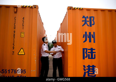 (160914)--Peking, 14. September 2016 (Xinhua)--Inspektion und Quarantäne Mitarbeiter prüfen die Container in Zhengzhou, Hauptstadt der Provinz Zentral-China Henan, 19. August 2016. Zhengzhou ist eine der chinesischen Städte haben direkte Güterzüge nach Europa. Ausgehend von Zhengzhou, Center und Transport Logistikdrehscheibe in Henan, die 10.214 km Zhengzhou-Europe internationale Shuttle-Zug die Grenze am Alataw-Pass in Xinjiang kreuzt vor der Übergabe durch Kasachstan, Russland, Weißrussland und Polen auf dem Weg zu Deutschlands Hamburg. Zhengzhou-Europa-express Bahn, eröffnet im Ju Stockfoto