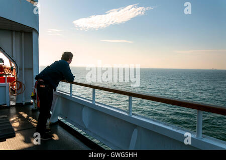 Dover, UK. 14. September 2016. UK-Wetter: Passagiere an Bord einer Fähre der DFDS genießen Sie eine perfekte Sicht, wie das Schiff den Hafen von Dover an einem warmen sonnigen Morgen verlässt. Bildnachweis: Richard Wayman/Alamy Live-Nachrichten Stockfoto