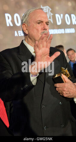 Berlin, Deutschland. 13. Sep, 2016. Schauspieler John Cleese Trophée Rose d ' or für sein Lebenswerk in Berlin, Deutschland, 13. September 2016 halten. Foto: Jörg CARSTENSEN/Dpa/Alamy Live News Stockfoto